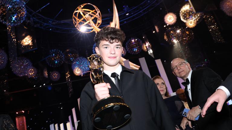 Owen Cooper hält seinen gewonnenen Emmy-Preis in die Kamera