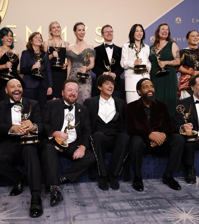 Besetzung und Stab der Serie – Gewinner des Emmy für die herausragende Comedyserie („Widow's Bay“) – posieren im Pressebereich während der 78. jährlichen Emmy-Verleihung.