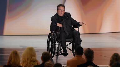 Auf dem Bild zu sehen ist: Michael J. Fox nimmt bei der 78. Emmy-Verleihung den Bob Hope Humanitarian Award entgegen.