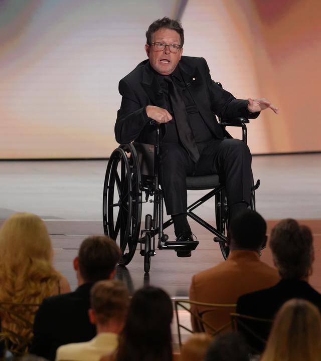 Auf dem Bild zu sehen ist: Michael J. Fox nimmt bei der 78. Emmy-Verleihung den Bob Hope Humanitarian Award entgegen.
