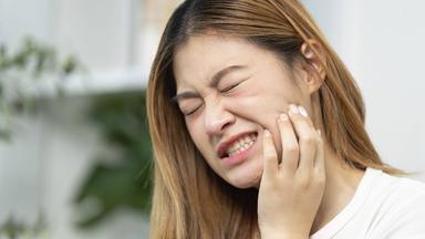 Schmerzempfindliche Zähne - Ursachen und Behandlung