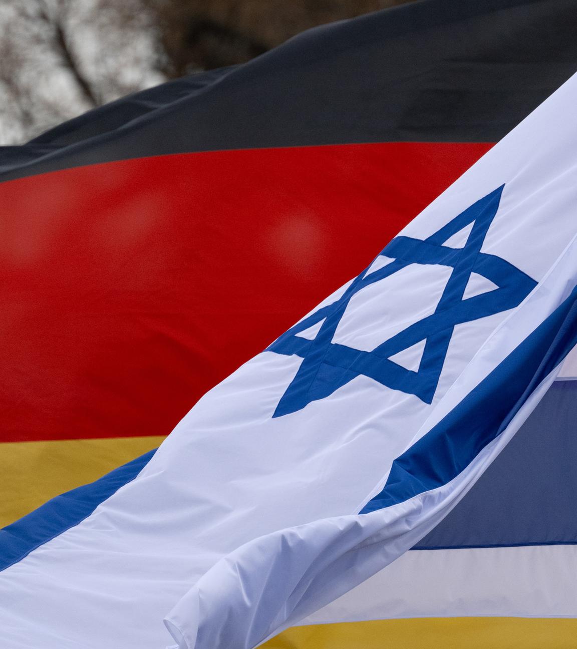 08.11.2023, Sachsen, Dresden: Die Fahnen von Deutschland und Israel wehen vor dem Sächsischen Landtag im Wind. 