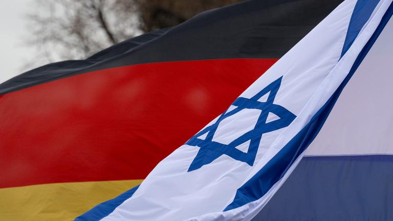 08.11.2023, Sachsen, Dresden: Die Fahnen von Deutschland und Israel wehen vor dem Sächsischen Landtag im Wind. 
