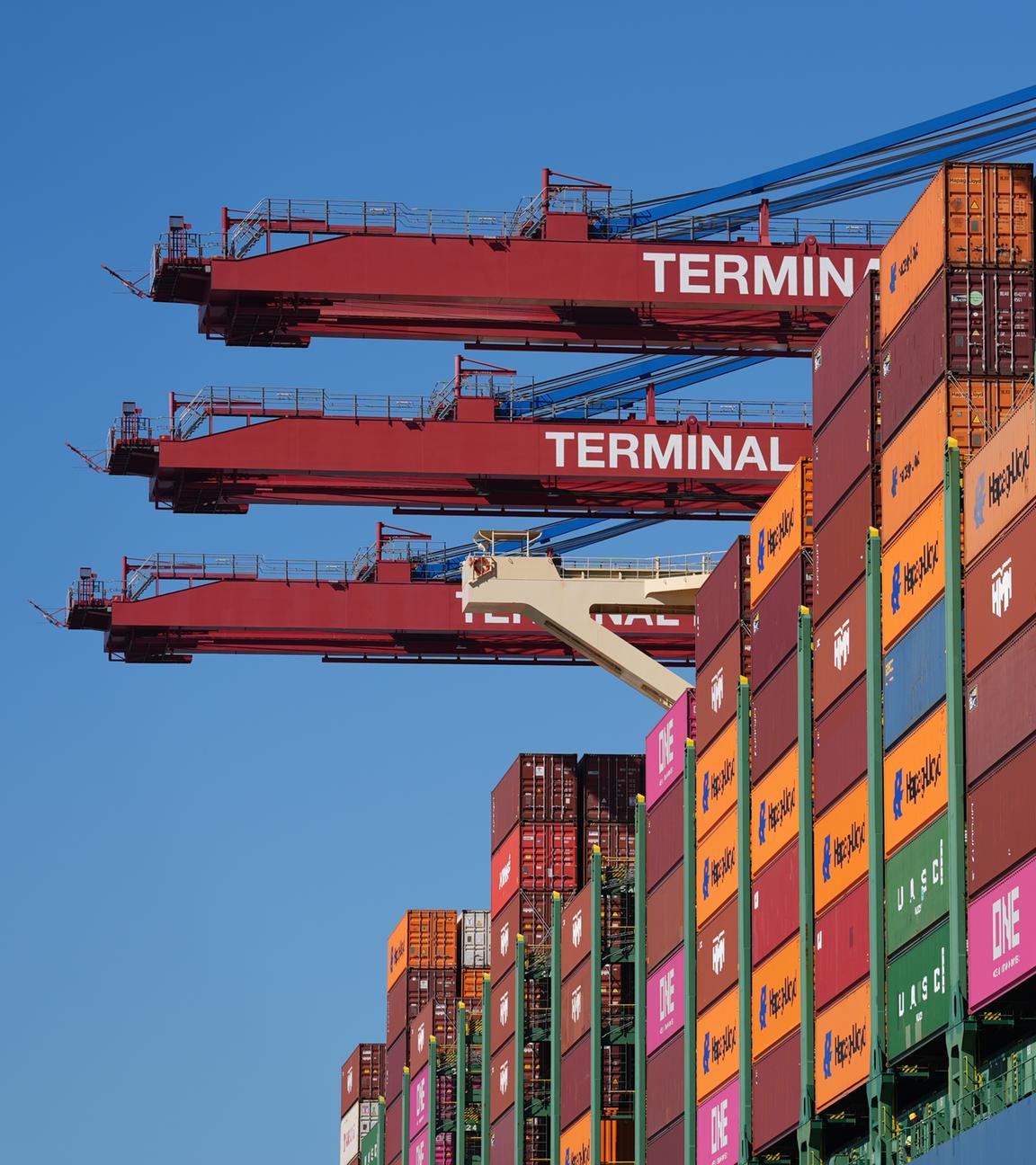 03.04.2025, Hamburg: Ein Containerschiff wird am Containerterminal Burchardkai (CTB) im Hamburger Hafen abgefertigt. 