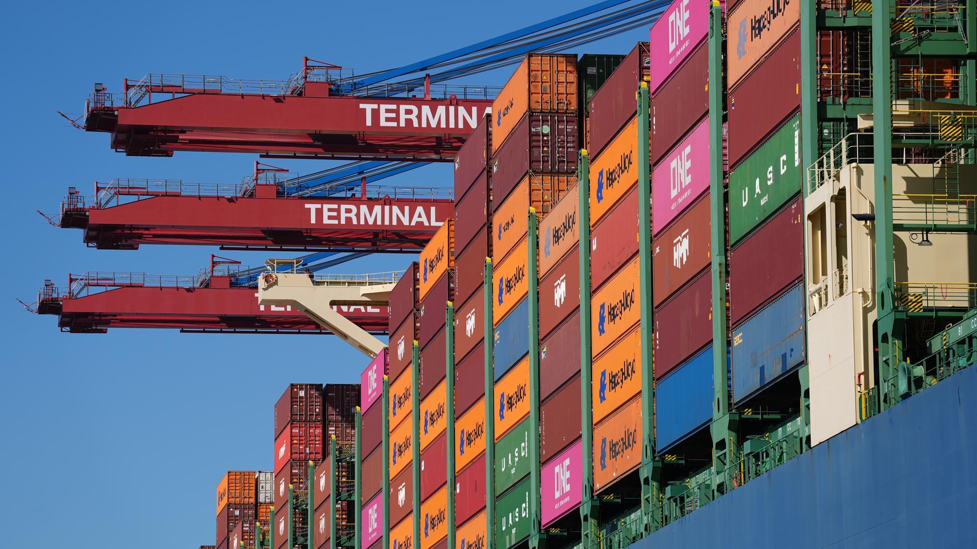 03.04.2025, Hamburg: Ein Containerschiff wird am Containerterminal Burchardkai (CTB) im Hamburger Hafen abgefertigt. 