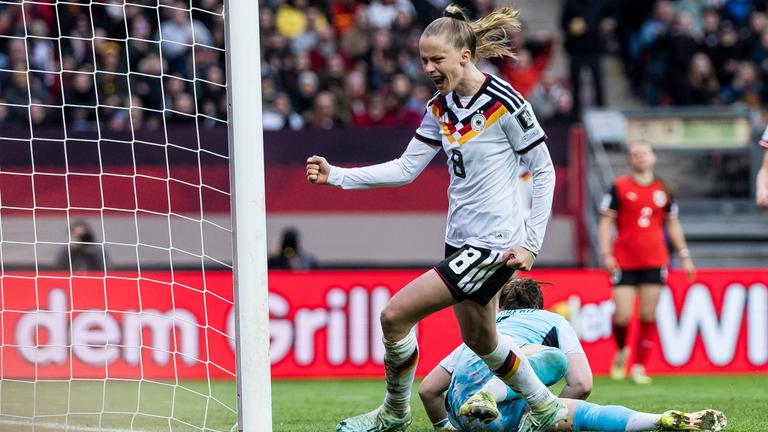 Die deutsche Nationalspielerin Vivien Endemann jubelt nach ihrem Treffer zum 2:0 in der WM-Qualifikation gegen Österreich