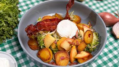 Endiviensalat mit Bratkartoffeln und Speck