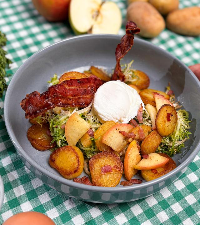 Endiviensalat mit Bratkartoffeln und Speck