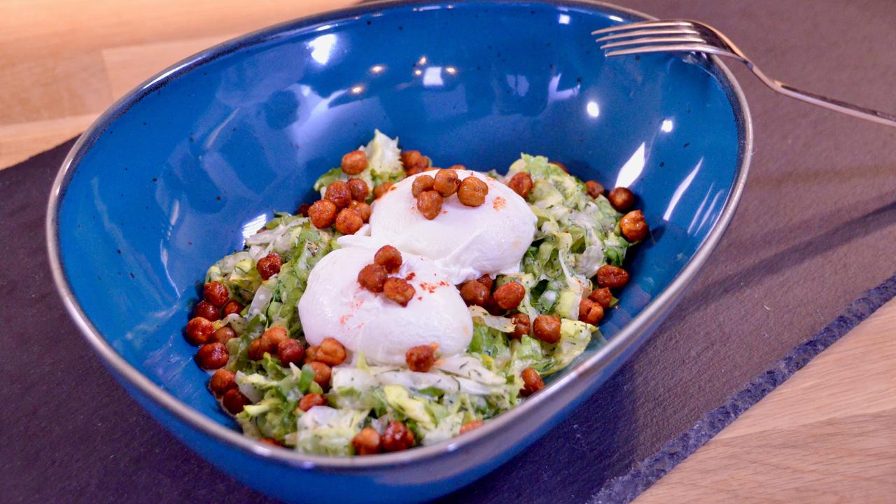 Endiviensalat mit pochiertem Ei