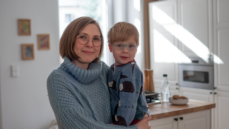 Sarah - von Endometriose betroffen - mit ihrem Sohn