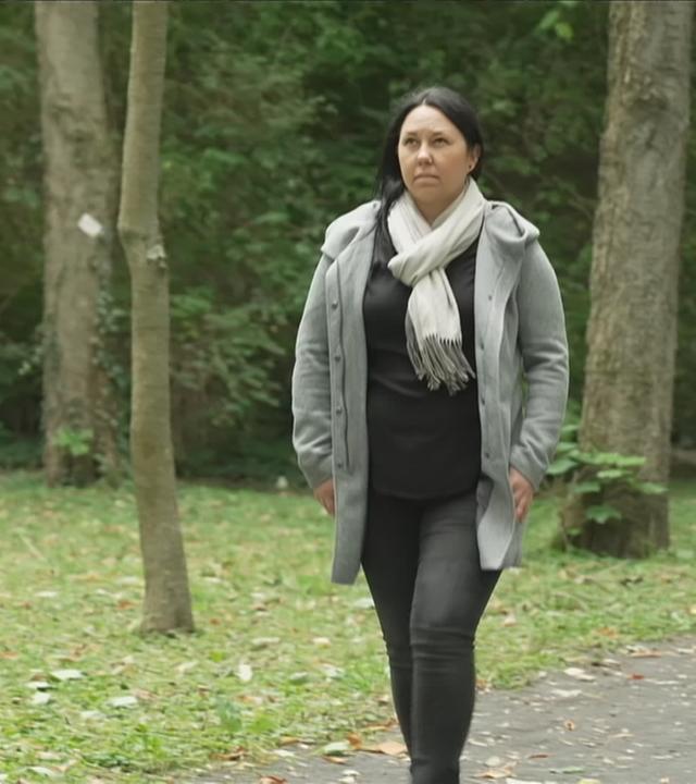 Eine Frau geht spazieren