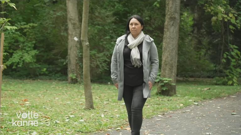 Eine Frau geht spazieren