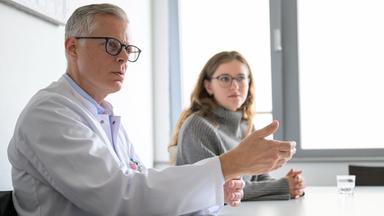 Marc Thill, Chefarzt der Klinik für Gynäkologie und Gynäkologische Onkologie im Markus Krankenhaus, und Anneke Jost, Betroffene, sprechen in einem Interview zum Thema Endometriose.