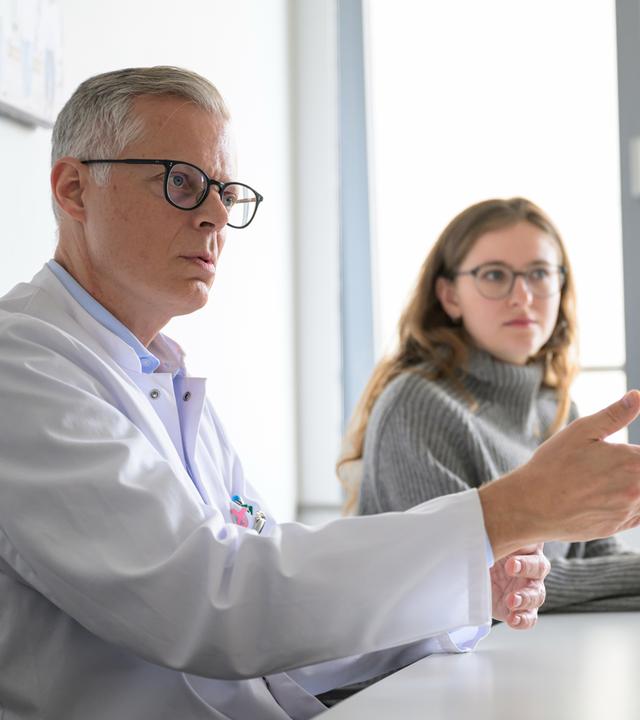 Marc Thill, Chefarzt der Klinik für Gynäkologie und Gynäkologische Onkologie im Markus Krankenhaus, und Anneke Jost, Betroffene, sprechen in einem Interview zum Thema Endometriose.