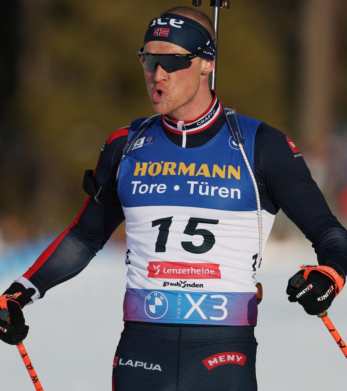 Endre Stroemsheim bläst nach seinem Sieg im Massenstart der Biathlon-WM in Lenzerheide die Backen auf.