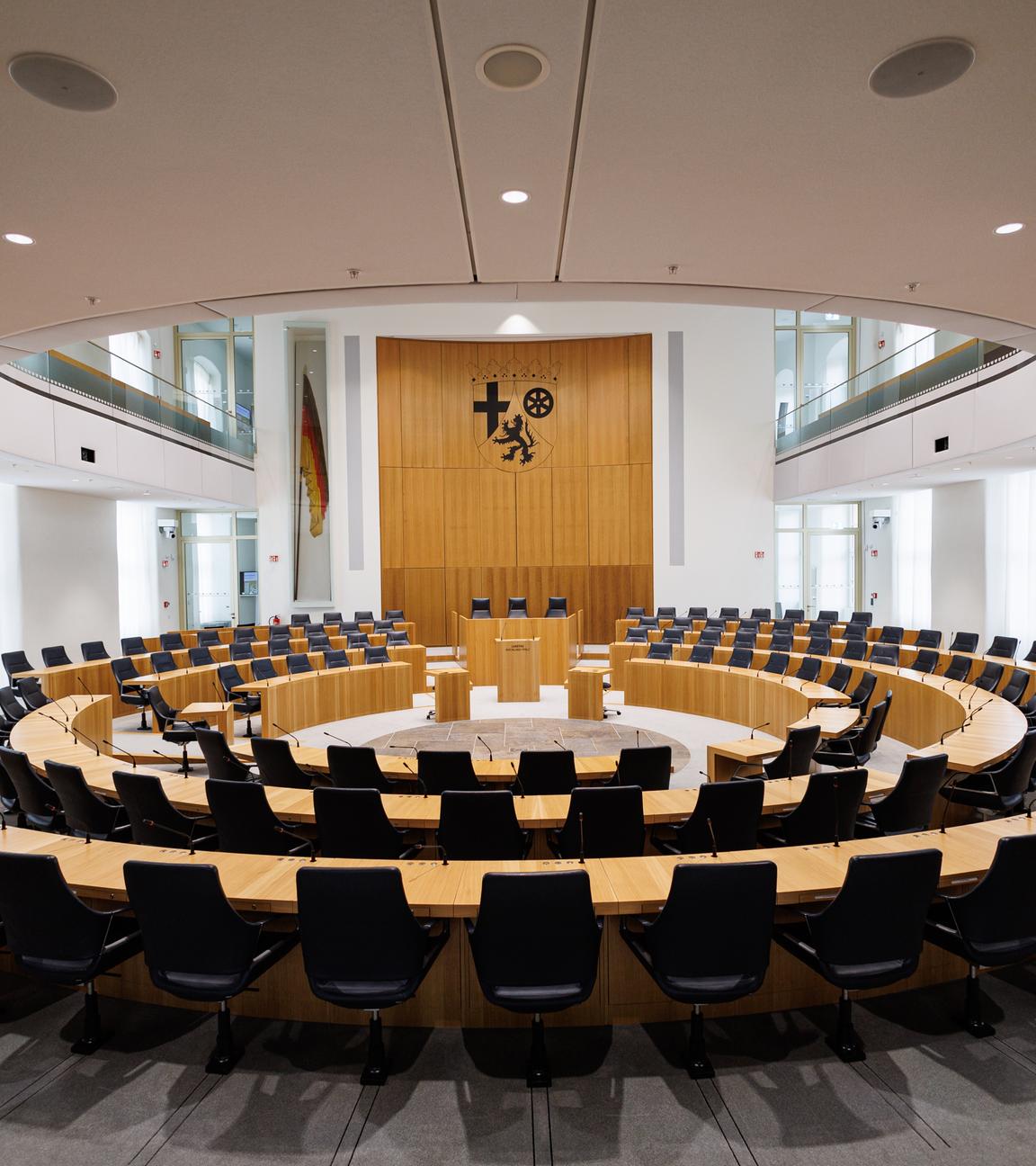 13.03.2026, Rheinland-Pfalz, Mainz: Blick auf den Rednerpult mit dem Schriftzug Landtag Rheinland-Pfalz und das Landeswappen im Plenarsaal.