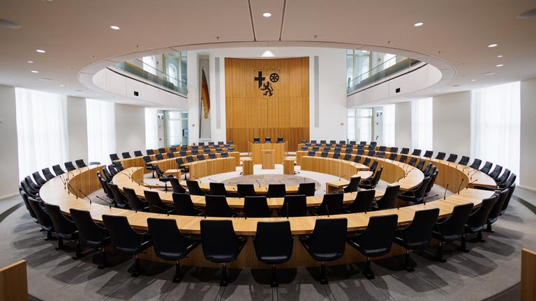 13.03.2026, Rheinland-Pfalz, Mainz: Blick auf den Rednerpult mit dem Schriftzug Landtag Rheinland-Pfalz und das Landeswappen im Plenarsaal.