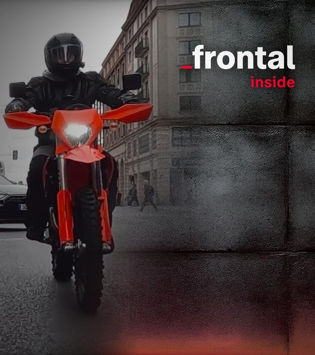 Ein Motoradfahrer auf einer Enduro-Maschine