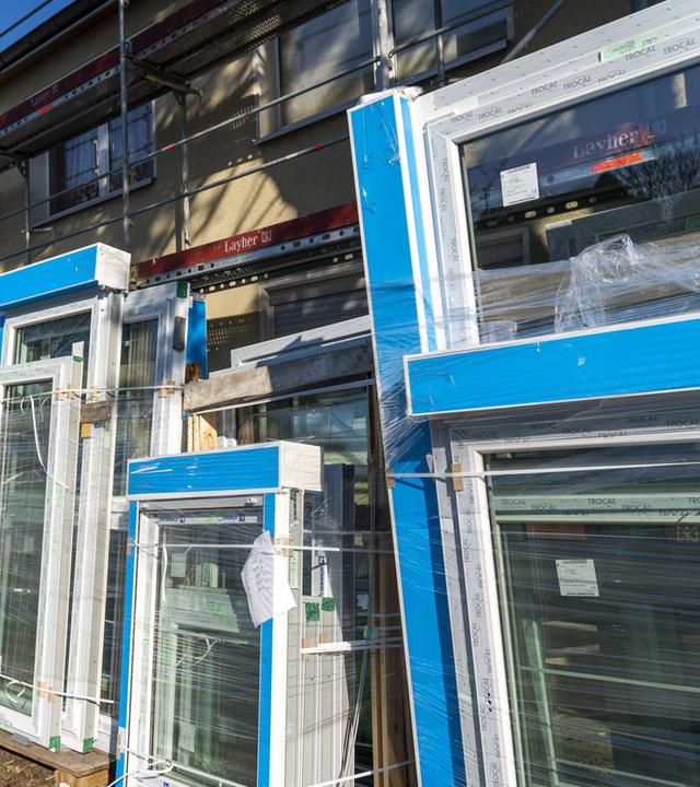 Energetische Sanierung von Wohnhäusern, älteres Mehrfamilienhaus ist eingerüstet, bekommt eine Wärmedämmung und neue Fenster,