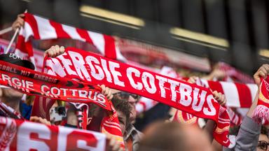 FC Energie Cottbus Fans schwenken ihre Fanschals im LEAG Energie Stadion.