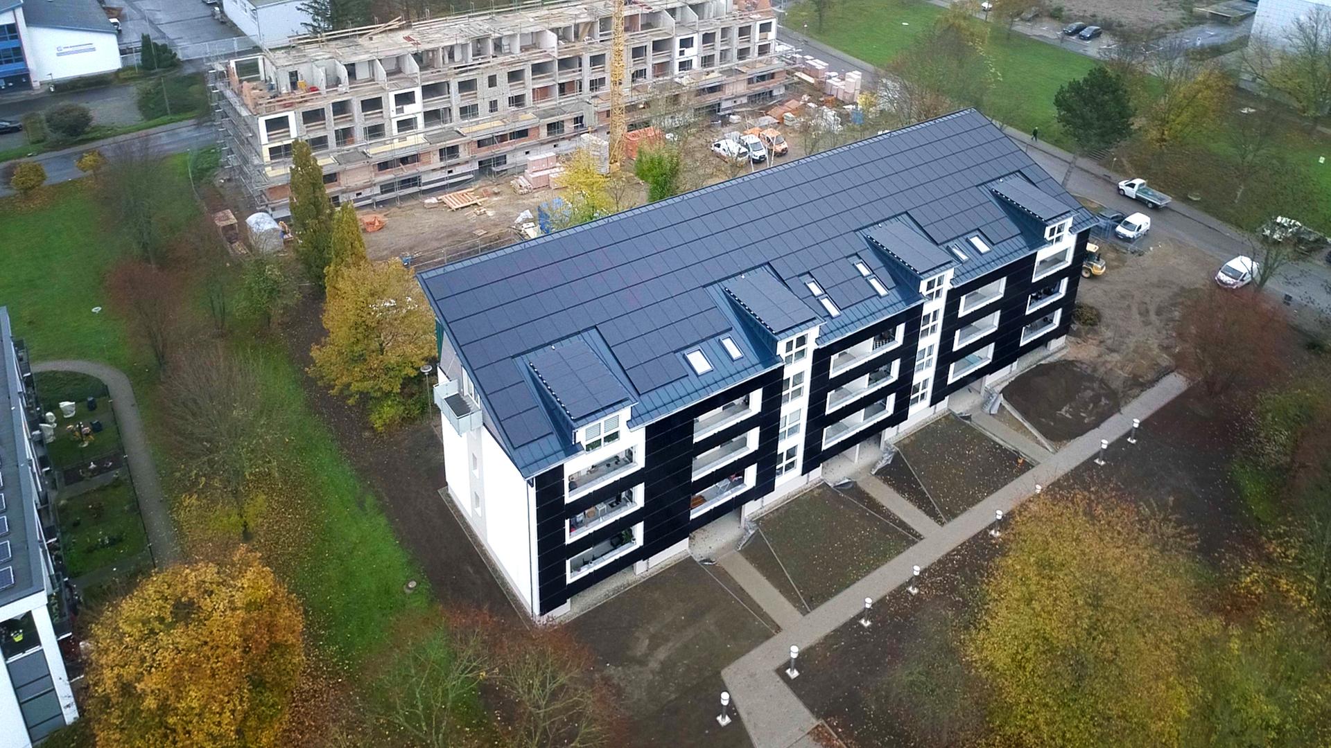 Energieautarkes Mehrfamilienhaus in Aschersleben. Der nächste Plattenbau wird gerade saniert. 