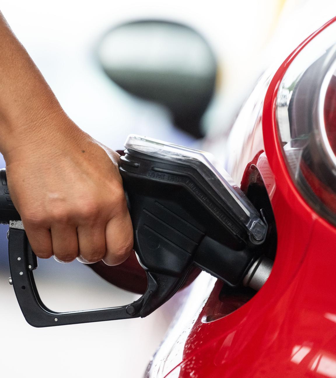 Symbolbild: Eine Frau tankt an einer Tankstelle. 