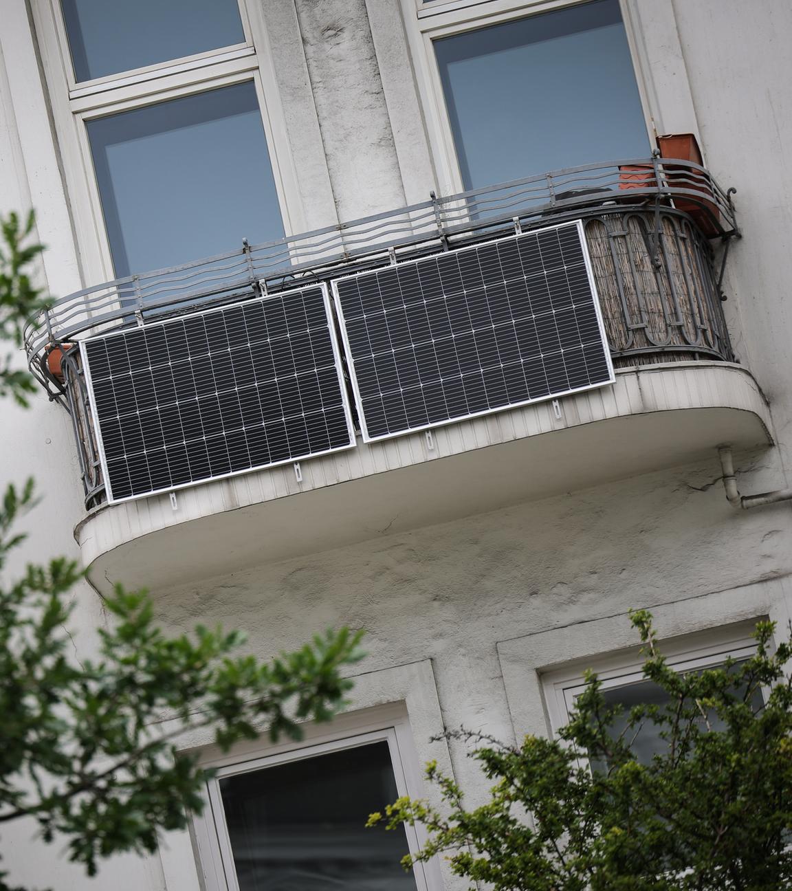 Solarpanele am Balkon eines Mehrfamilienhauses