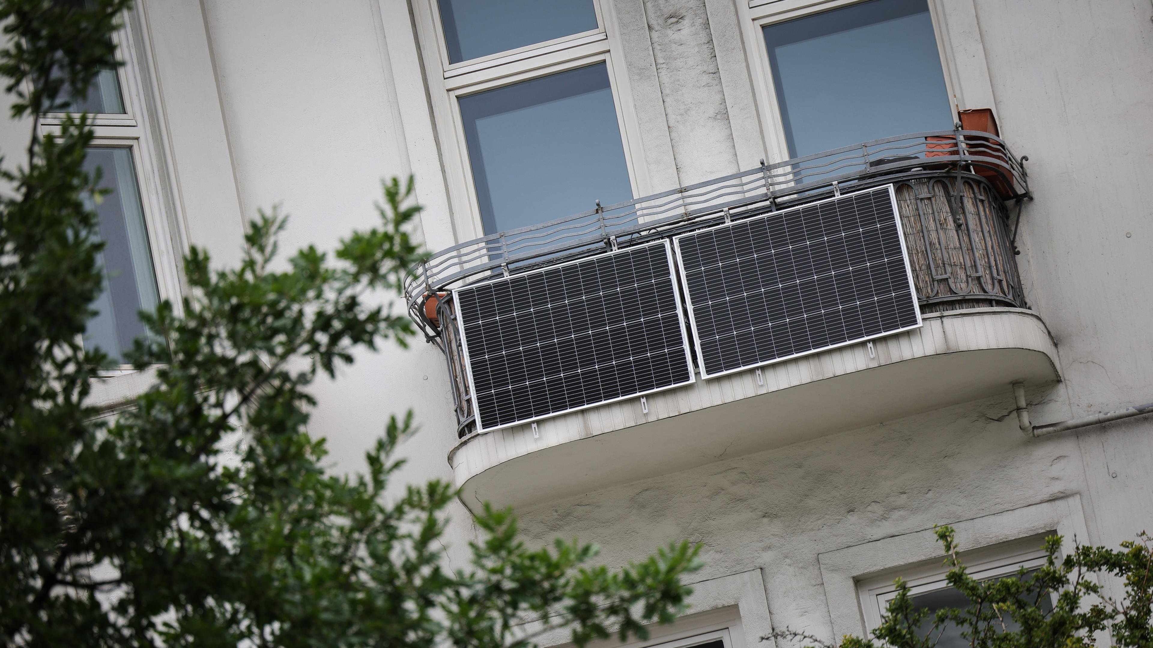 Solarpanele am Balkon eines Mehrfamilienhauses