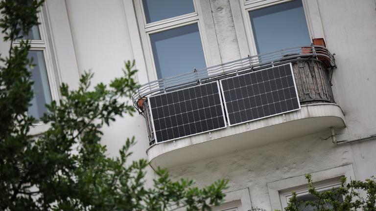 Solarpanele am Balkon eines Mehrfamilienhauses