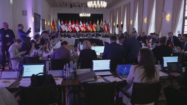 Energieminister der Bundesländer in einem Konferenzraum