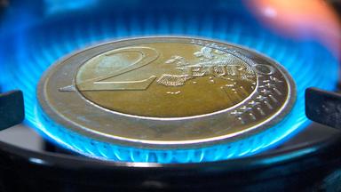Euromünze auf Gasflamme