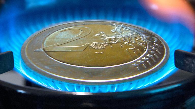 Euromünze auf Gasflamme