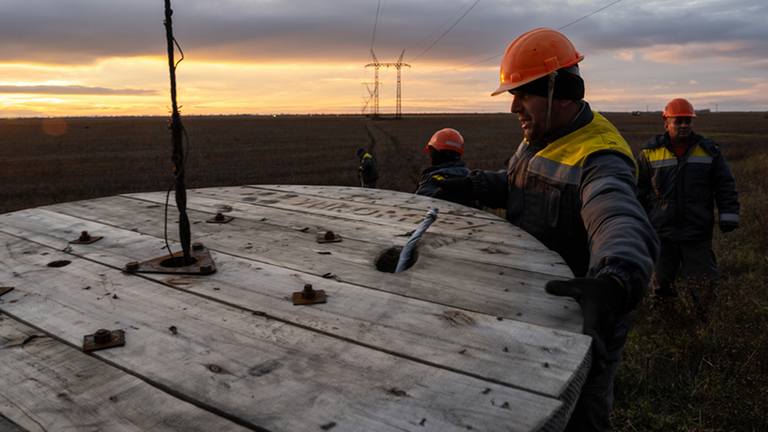 Arbeiter des Energieversorgers DTEK