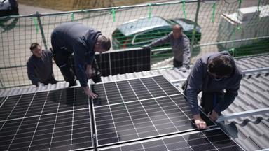 Montage einer Solaranlage auf einem Dach
