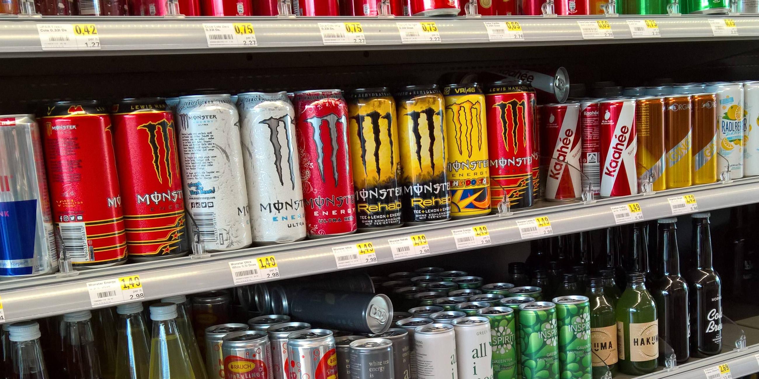 Regale mit verschiedenen Energy Drinks