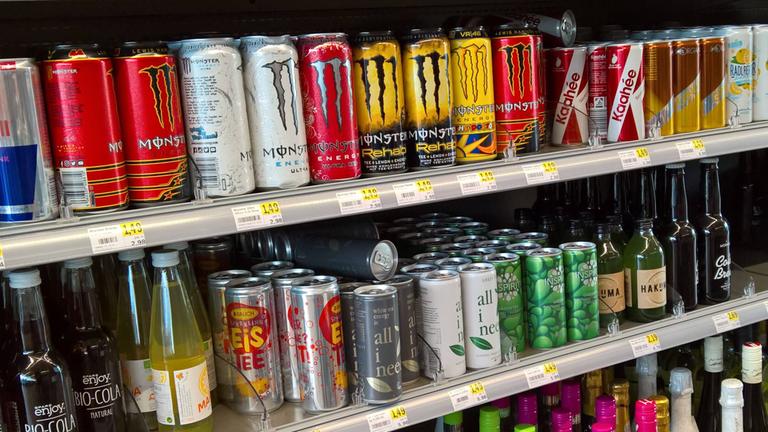 Regale mit verschiedenen Energy Drinks