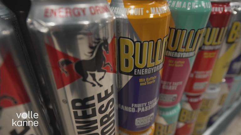 Verschiedene Dosen mit Energy Drinks nebeneinander.