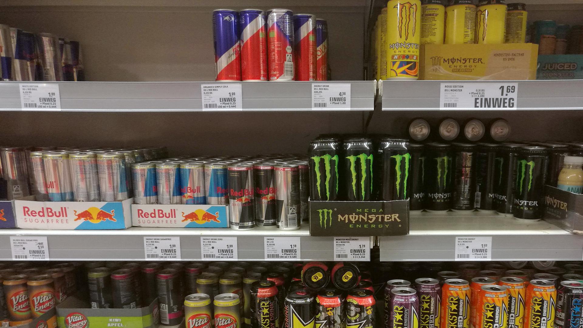 In einem Supermarkt in Deutschland stehen Energydrinks unterschiedlicher Marken