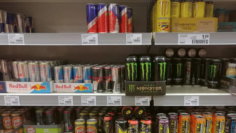 In einem Supermarkt in Deutschland stehen Energydrinks unterschiedlicher Marken