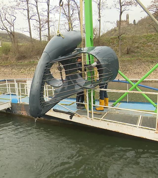 Eine Turbine wird begutachtet 