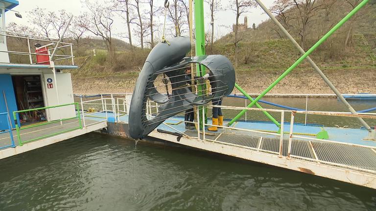 Eine Turbine wird begutachtet 