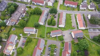 Luftaufnahme von Häusern mit Solaranlagen bei Volle Kanne.