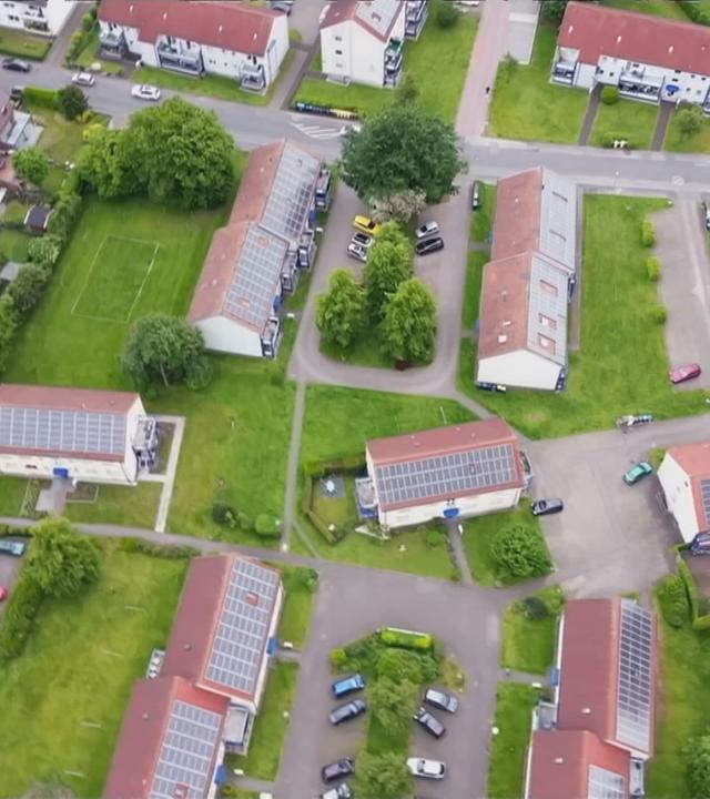Luftaufnahme von Häusern mit Solaranlagen bei Volle Kanne.