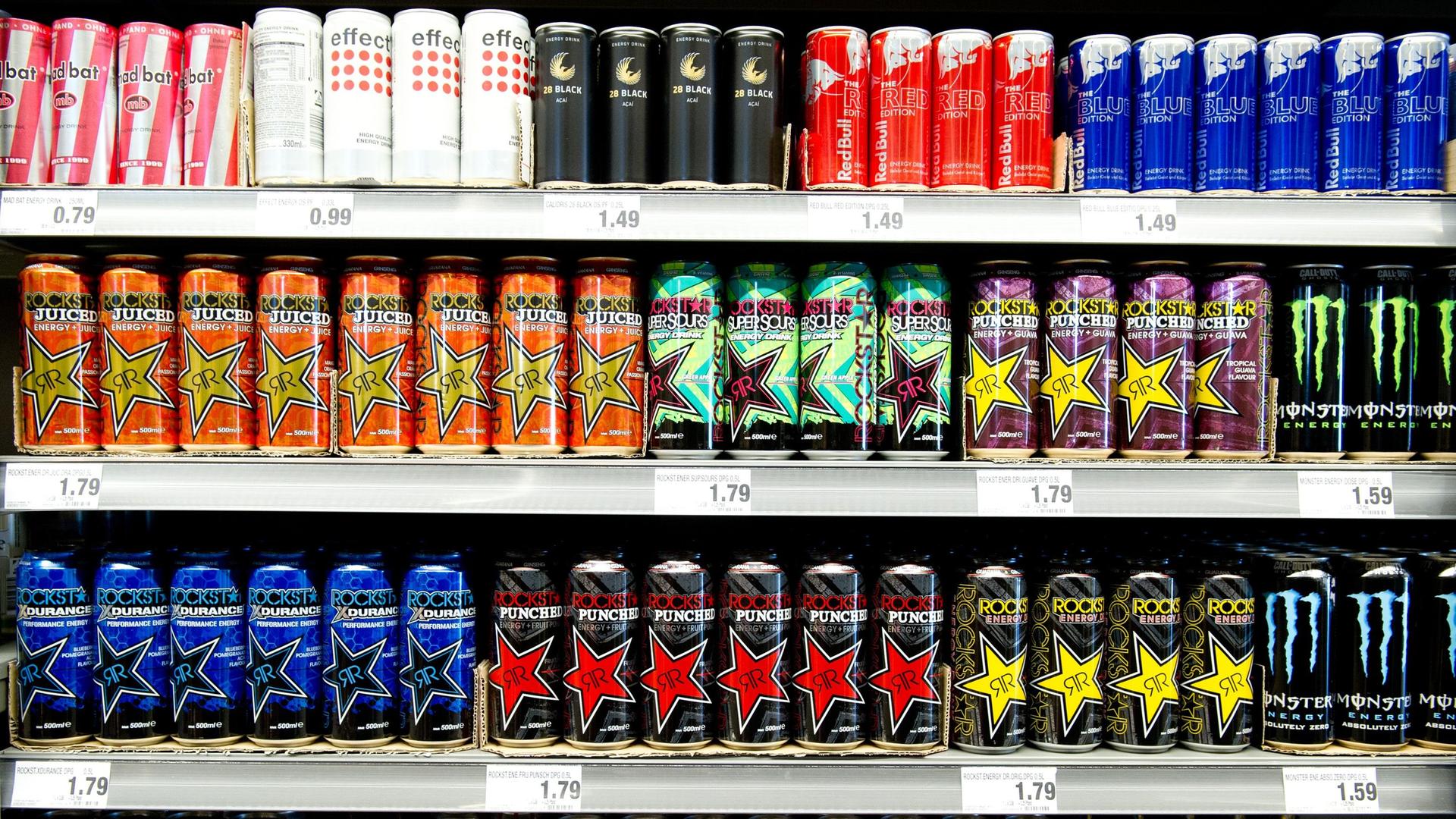verschiedene energy-drinks stehen am 27.12.2013 in einem getraenkemarkt in dresden (sachsen) in einem regal.