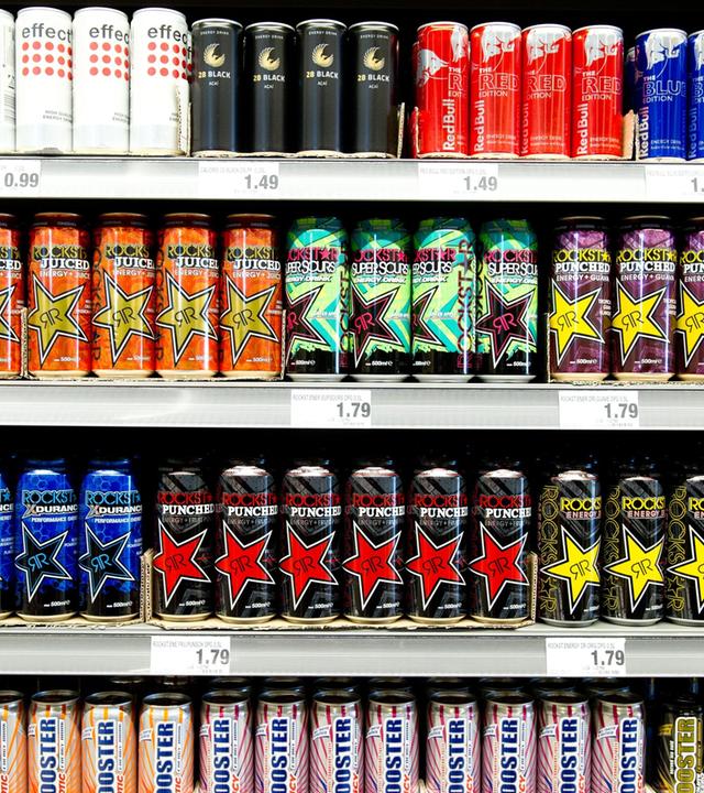 verschiedene energy-drinks stehen am 27.12.2013 in einem getraenkemarkt in dresden (sachsen) in einem regal.