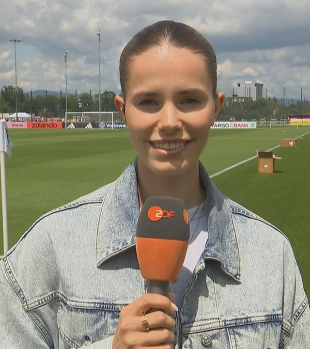 ZDF-Reporterin Lili Engels beim DFB-Training.