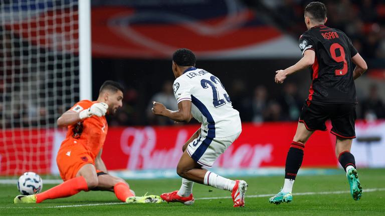 Myles Lewis-Skelly (m) tunnelt den albanischen Torwart zum 1:0