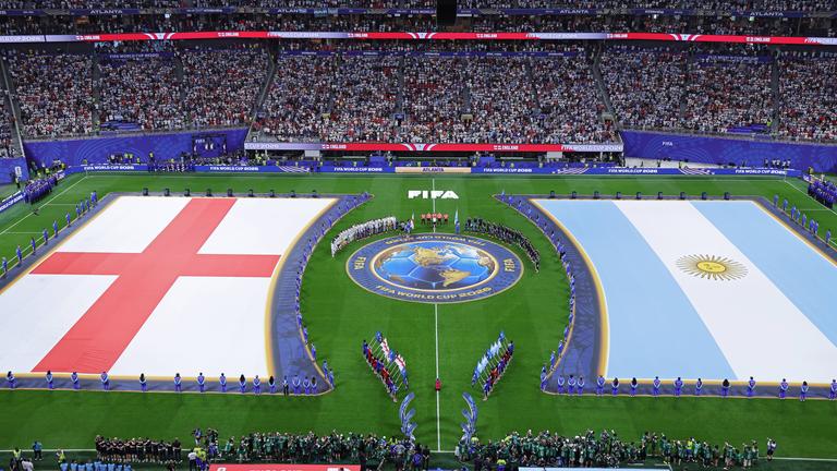 Die englische und argentinische Nationalmannschaft laufen zusammen in der WM-Halbfinalpartie in Atlanta auf den Rasen