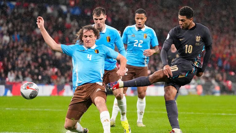 England's Jude Bellingham (r.) schießt auf das Tor.