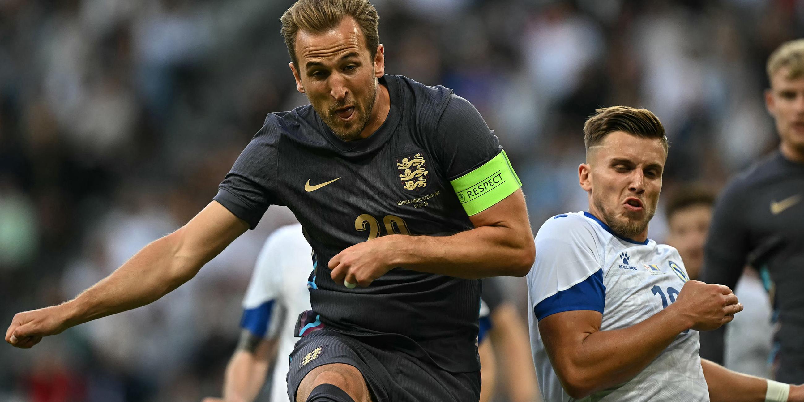 Der englische Stürmer Harry Kane (Nr. 20) schießt, trifft aber das Tor nicht.
